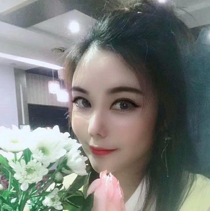 Sao气十足的少妇，肤白胸大！